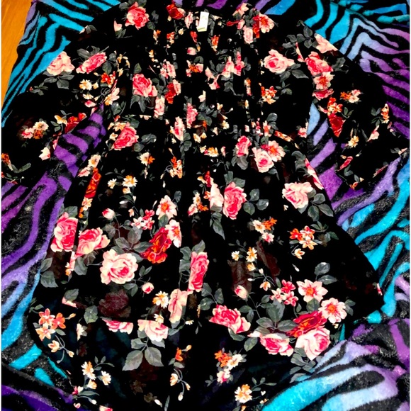 American Rag Tops - 🔥 SOLD🔥American Rag sheer floral blouse